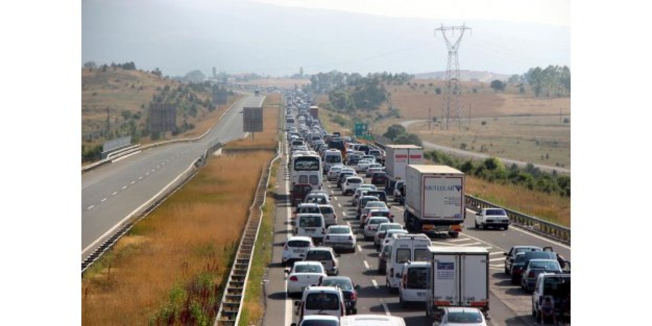 Tatilciler TEM'de 12 kilometrelik kuyruk oluşturdu