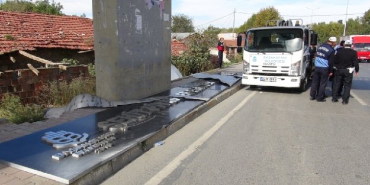 Vinç Yaya Üst Geçidine Çarptı