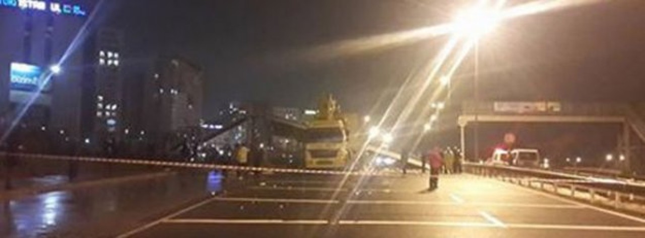 Kamyon üst geçide çarptı!