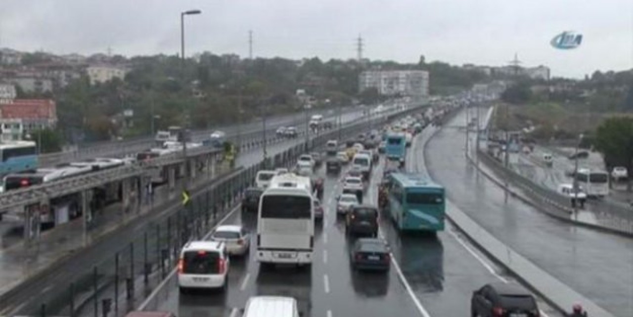 Sağanak Yağış, Kazalara ve Trafik Yoğunluğuna Neden Oldu