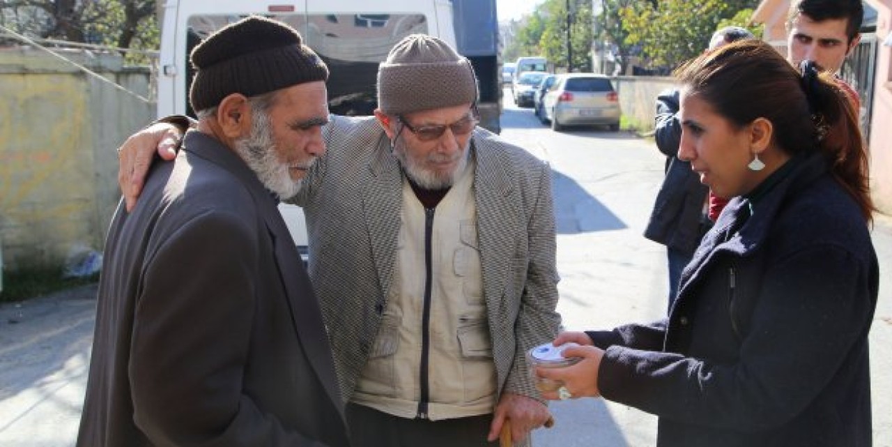 Büyükçekmece’de 12 bin aşure dağıtıldı