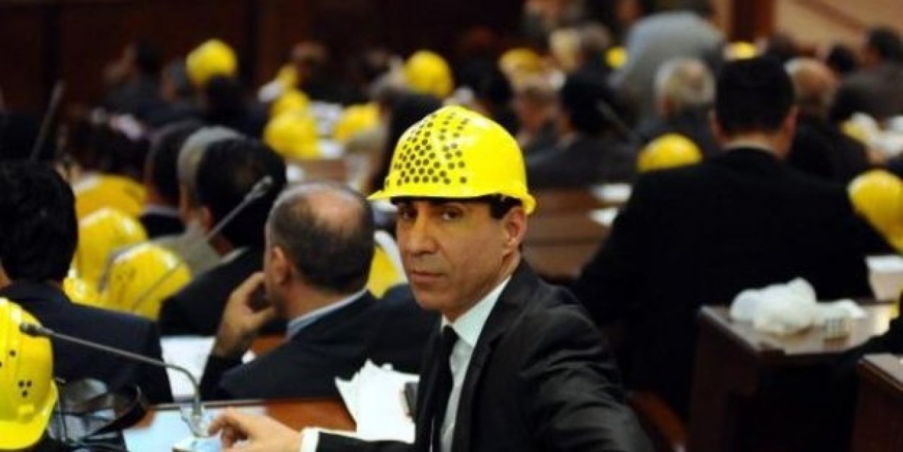 İBB Meclisi’nde baretli protesto