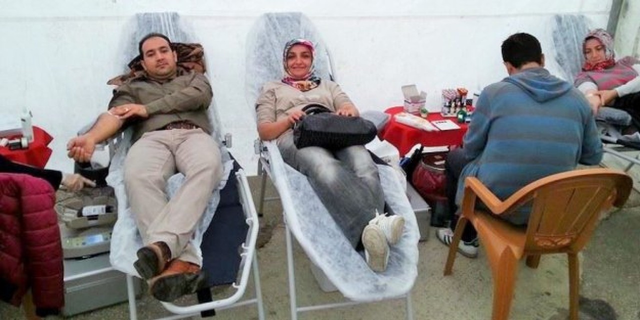 Kızılay'cılar, kan topluyorlar