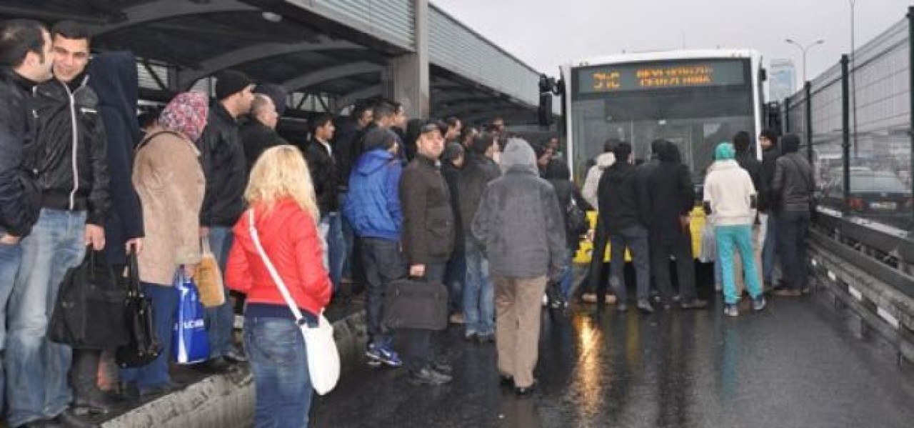 'Metrobüs gelmiyor' deyip yolu geçişe kapadılar!