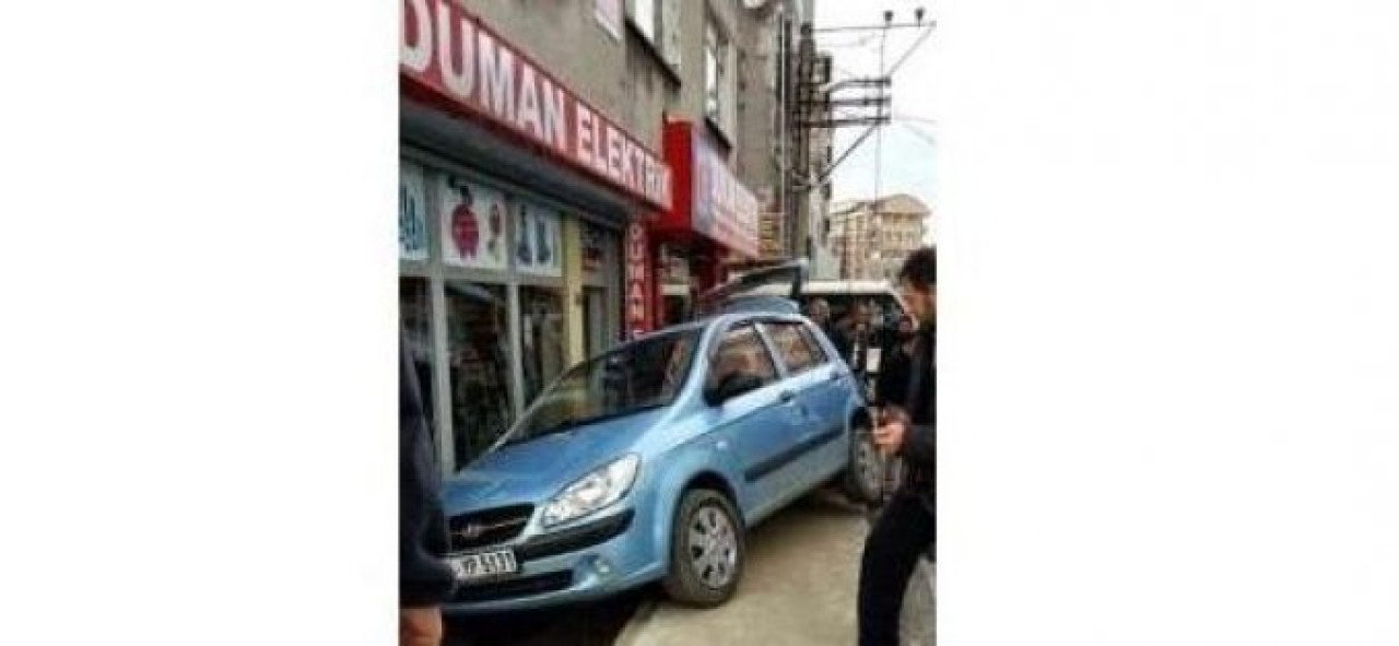 Kontrolden Çıkan Araç İşyerine Daldı