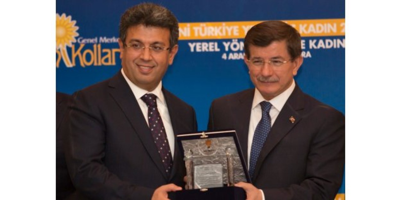 Başbakan Davutoğlu'ndan, Başkan Karadeniz’e ödül