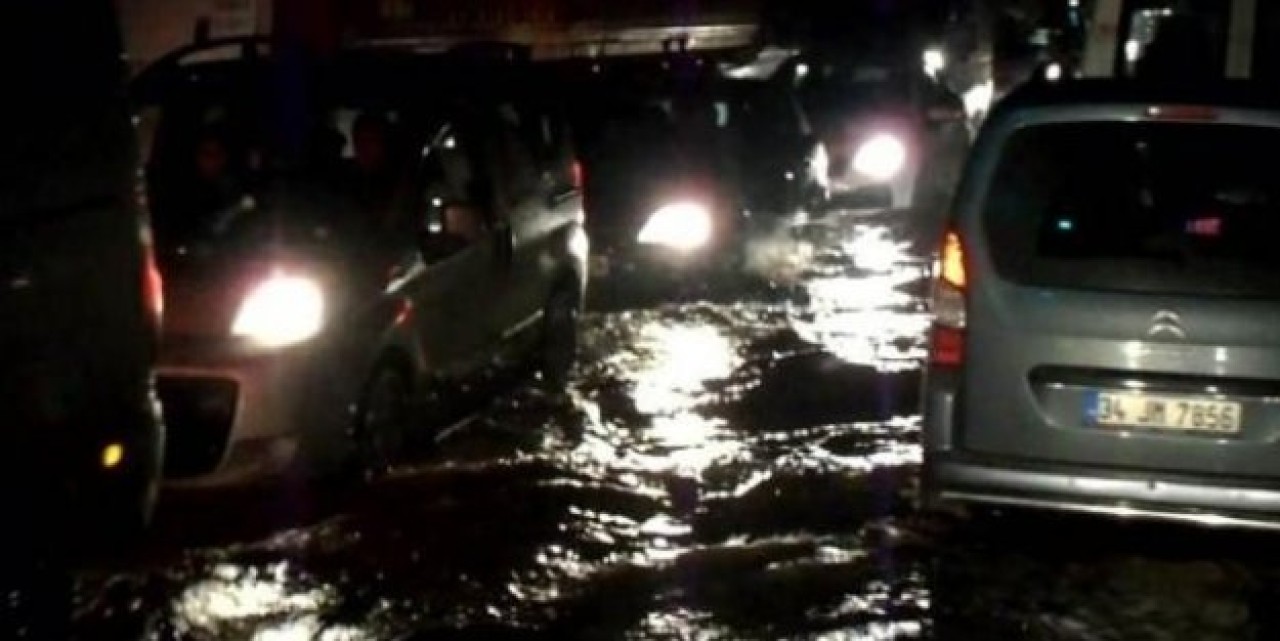 Kanalizasyon Borusu Patladı, Yol Nehre Döndü