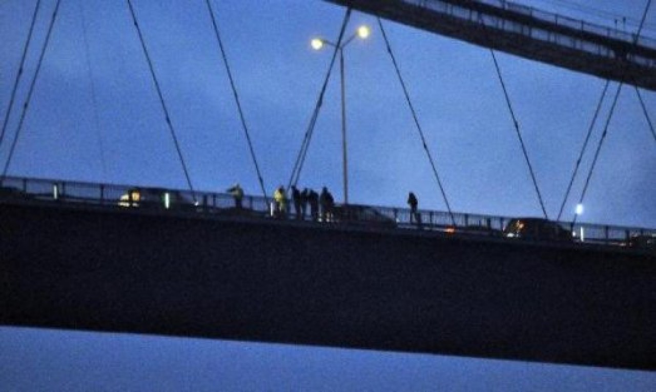Köprüdeki İntihar Girişimi Trafiği Kilitledi