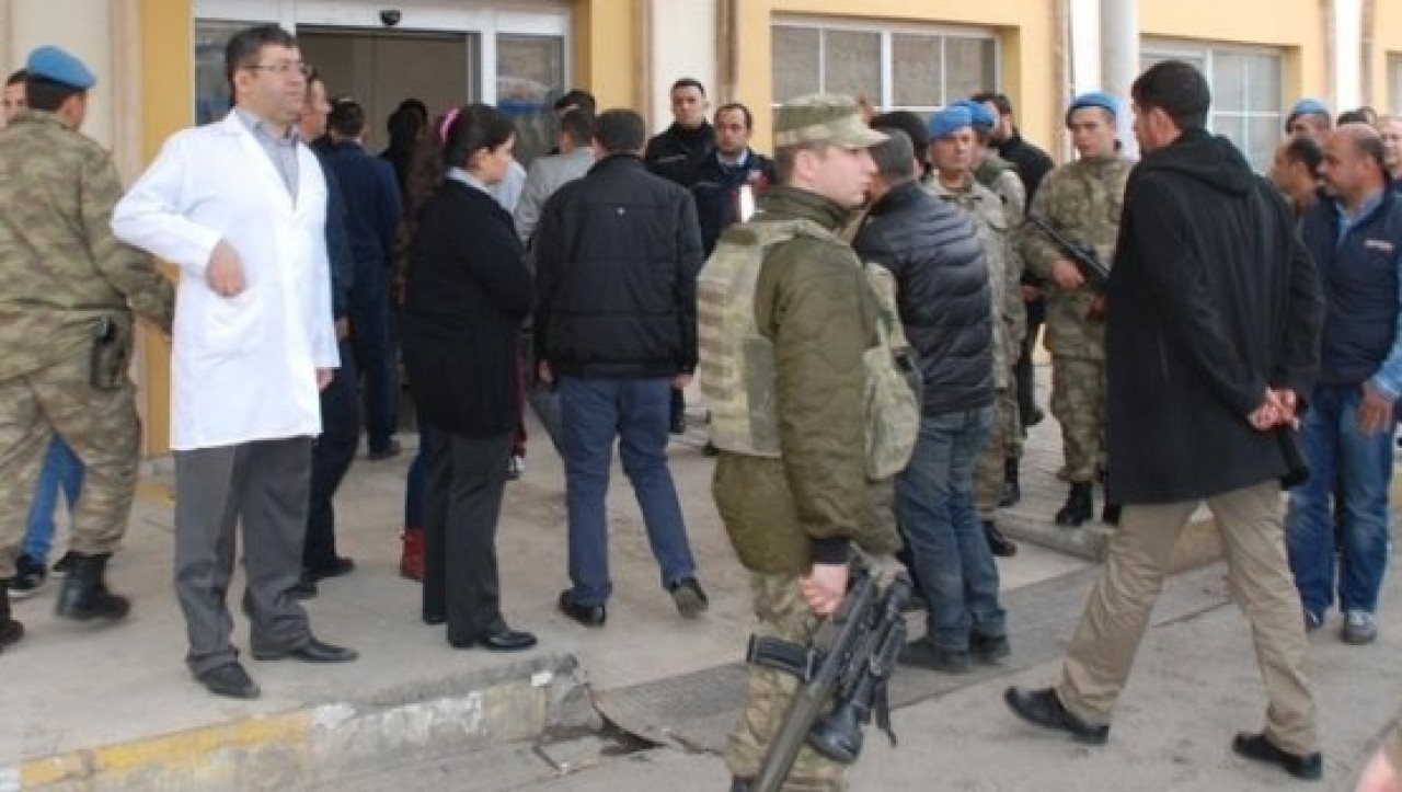 Askeri aracın geçişi sırasında patlama: 7 asker yaralı