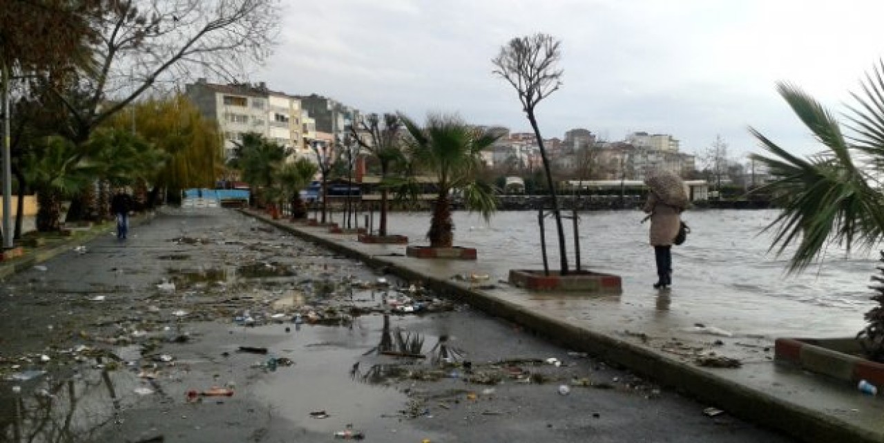 Dev Dalgalar, Denize Atılan Çöpleri Geri Verdi!