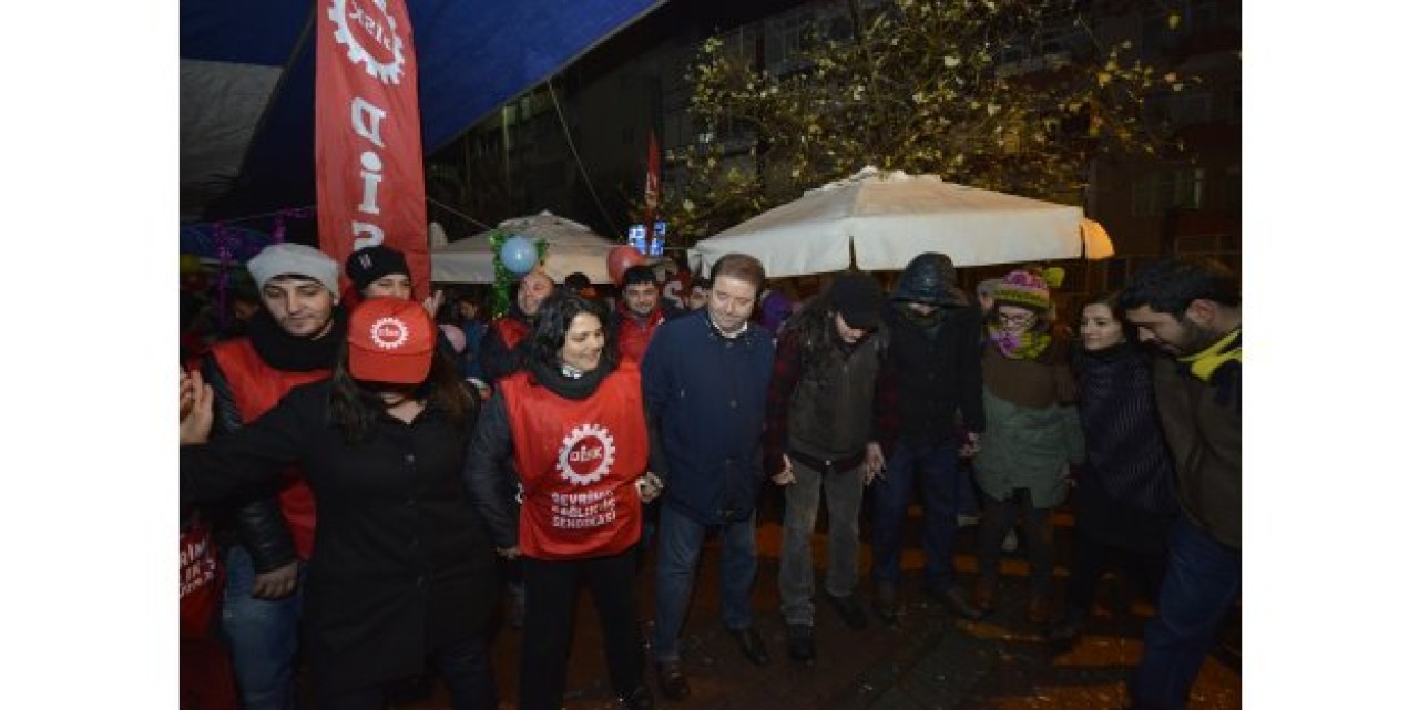 Yeni yıla işçilerle halay çekerek merhaba dedi