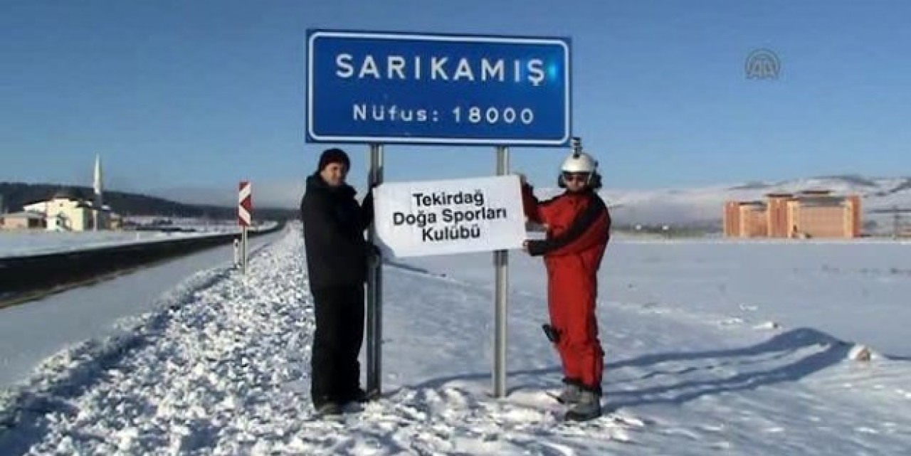 Sarıkamış Şehitleri İçin Motorlu Yamaç Paraşütü Gösterisi