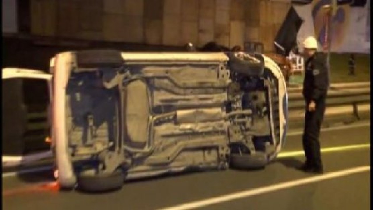 D-100'de iki araç takla attı