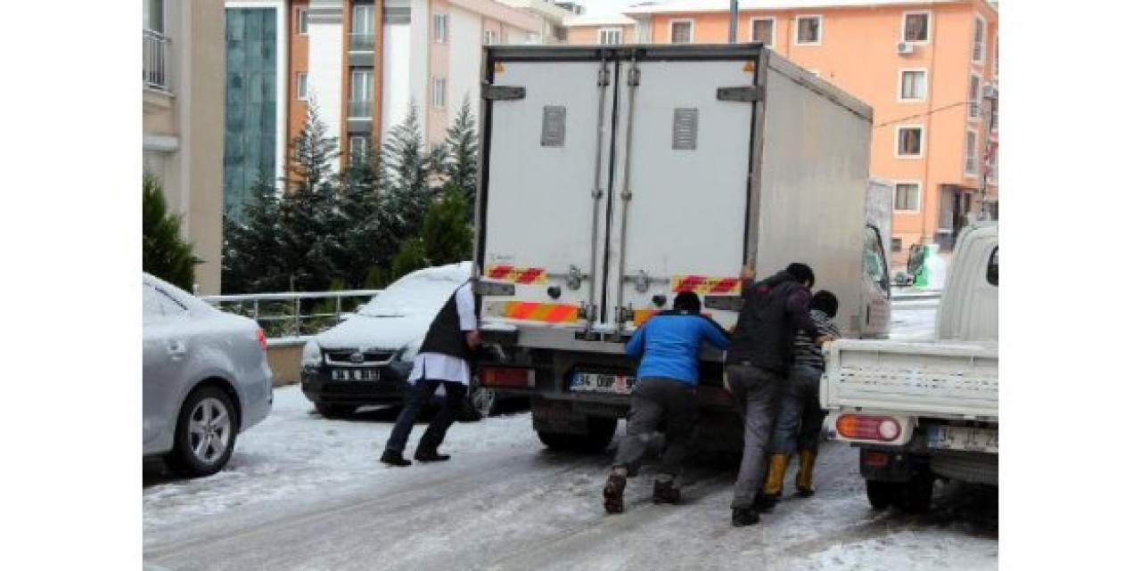 İstanbul'da kar sabaha kadar etkili oldu