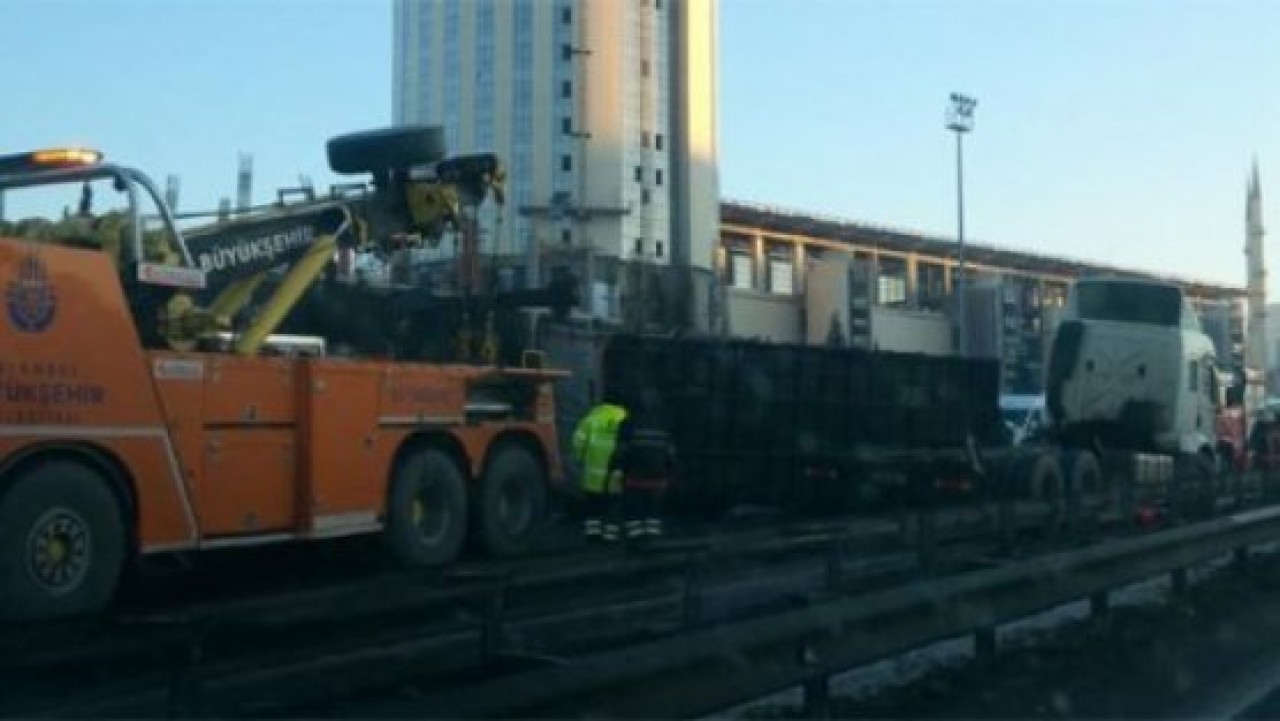 TEM'de kamyon devrildi trafik felç