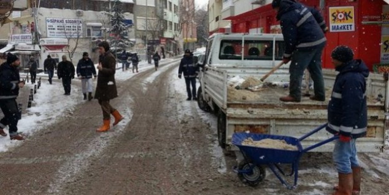 Çatalca’da kar küreme çalışmaları sürüyor