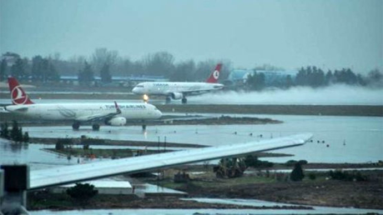 Şiddetli yağmur hava ulaşımını da vurdu