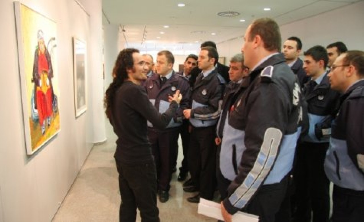 Zabıtalar sergiyi teftiş etti
