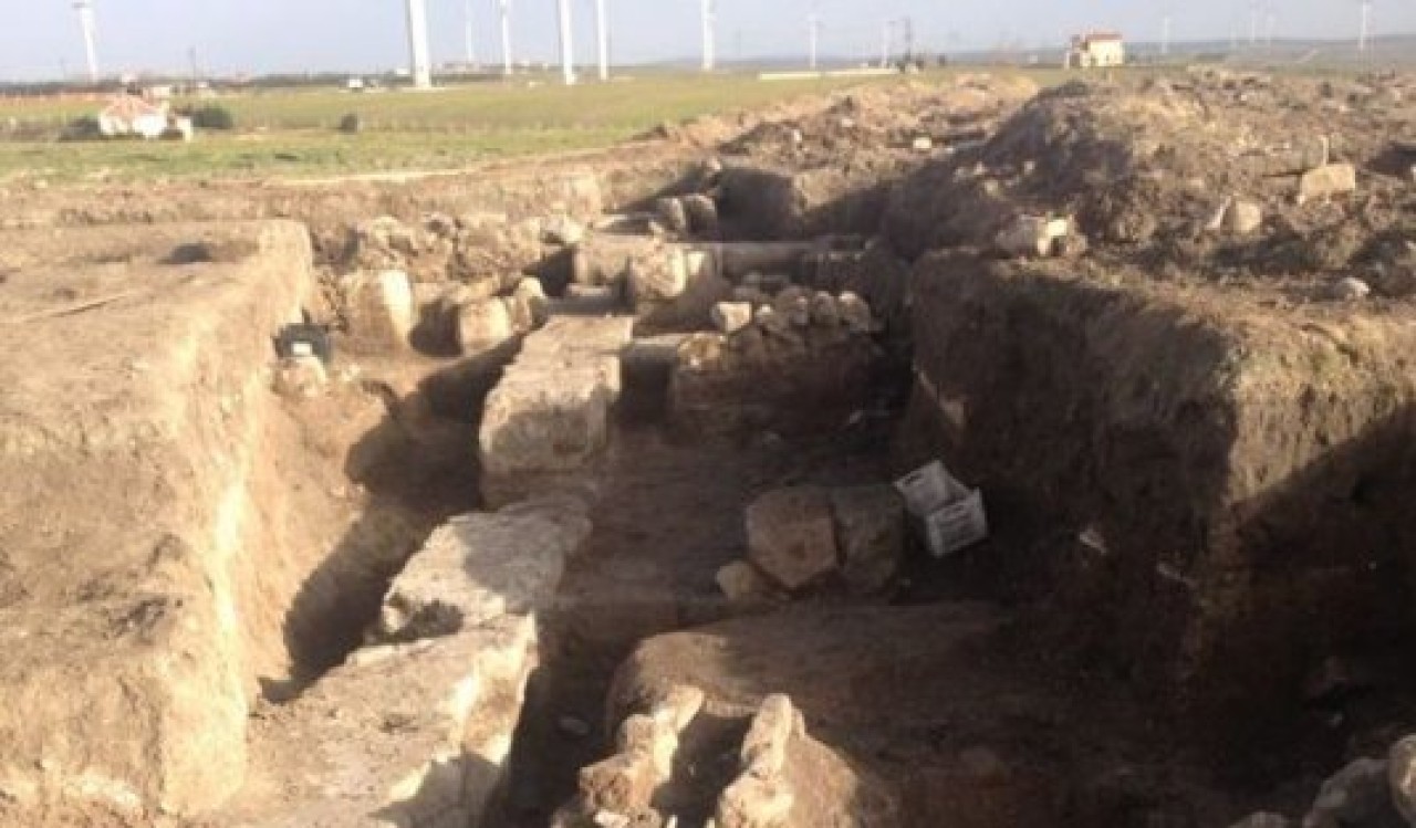 Mezarlar kazıldı açık bırakıldı