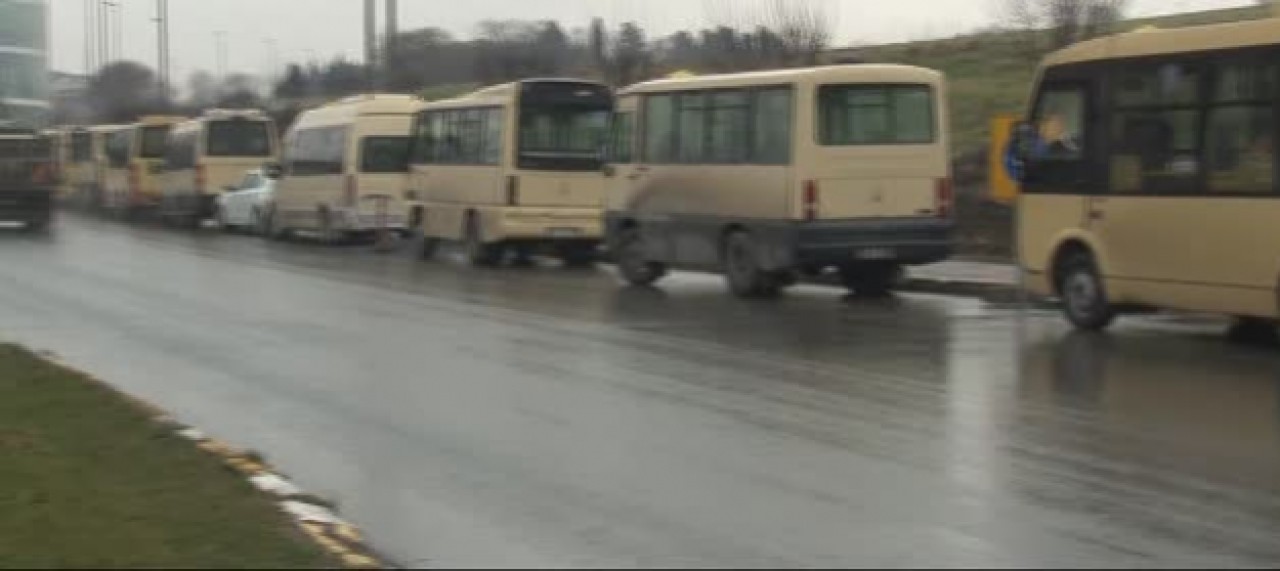 Küçükçekmece'de Minibüsçüler Kontak Kapattı