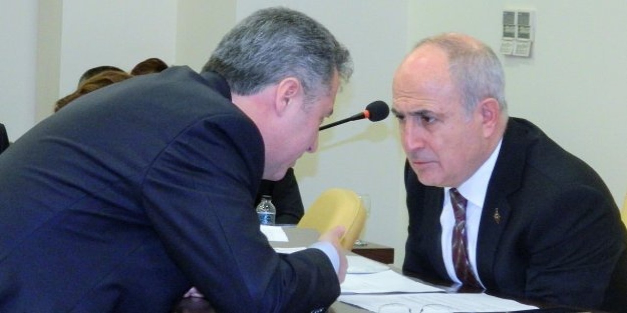 Kendini yalanladı basına dirsek çevirdi