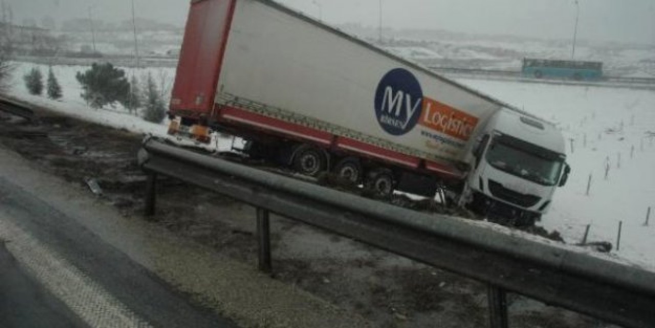 Bariyere Çarpan Tır Yoldan Çıktı