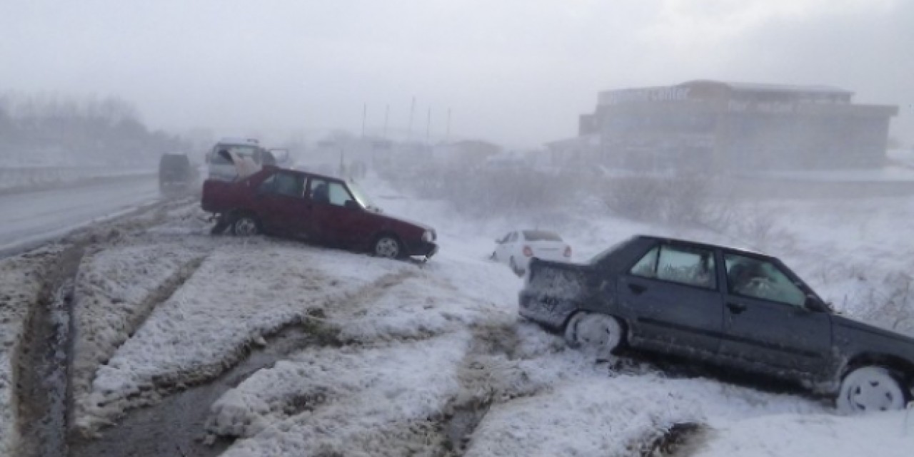 Silivri'de Yolda Kalan Araçlar Traktörle Çekildi