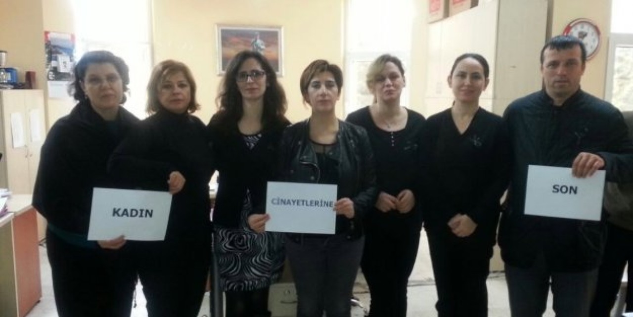 Belediye Özgecan için siyahlara büründü