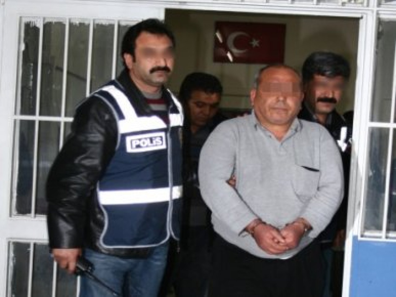 Çocuklarının gözleri önünde vurdu!