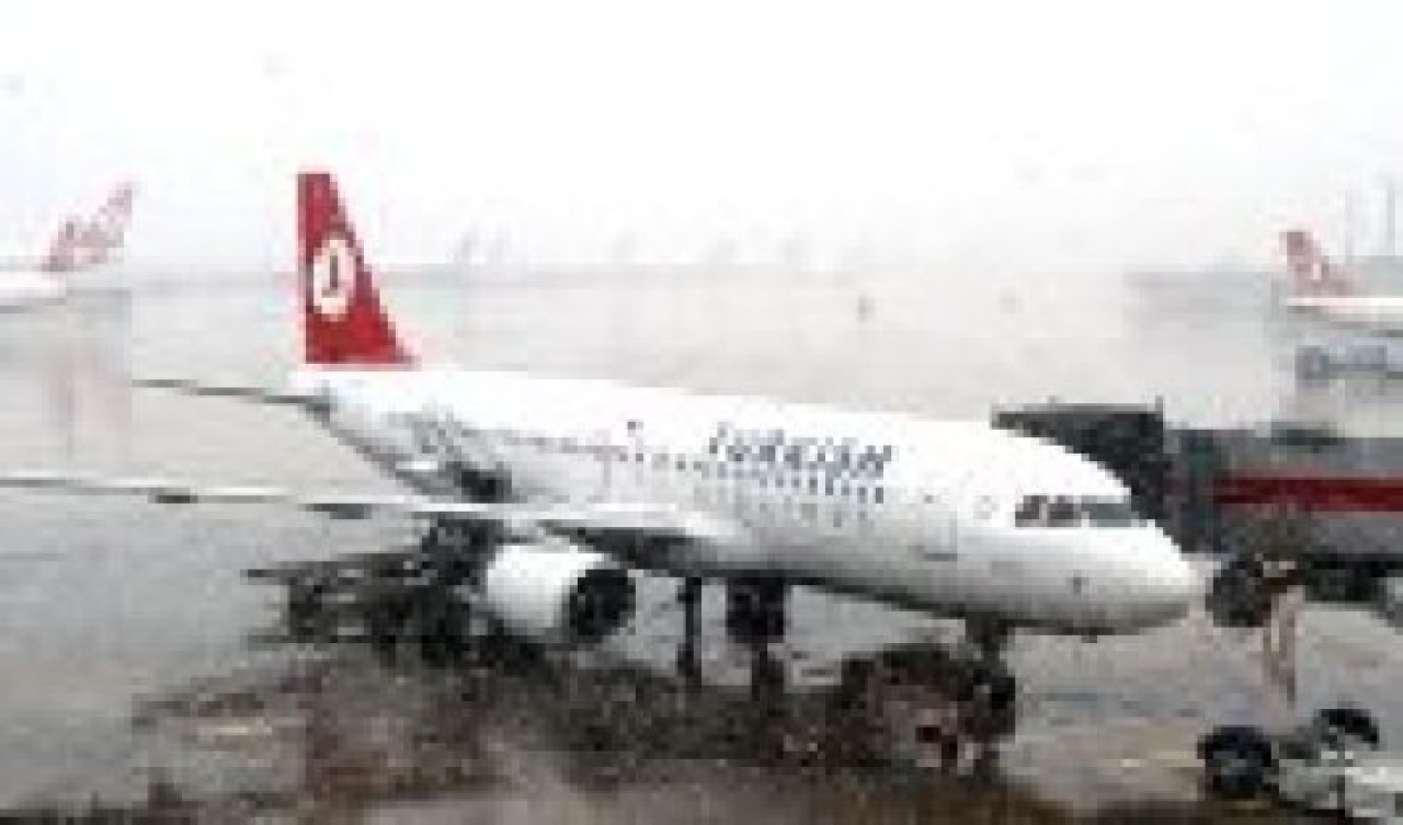 THY Uçağı Toprağa Saplandı