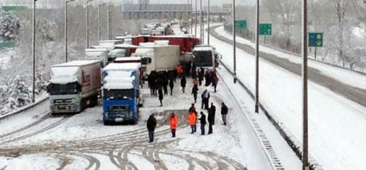 TEM çift yönlü trafiğe kapandı