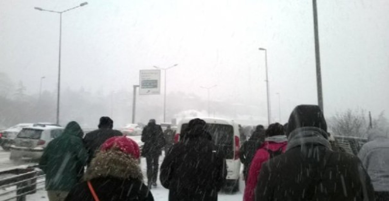 Metrobüs Seferleri Kaza Nedeniyle Çift Yönlü Durdu