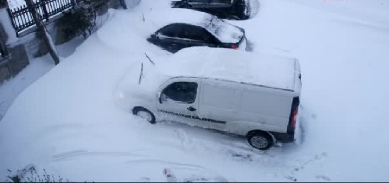 Beylikdüzü'nde Çatılar Çöktü, Araçlar Kara Saplandı