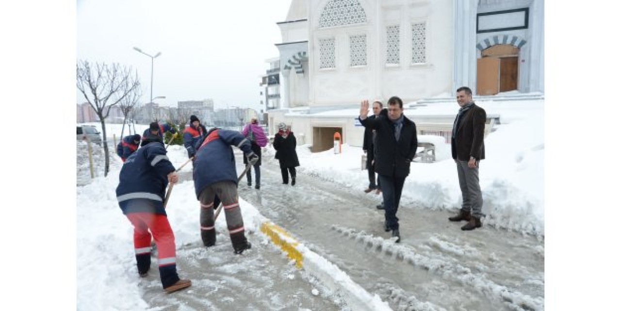 EKİPLER, BEYLİKDÜZÜ’NÜ KARDAN TEMİZLEDİ