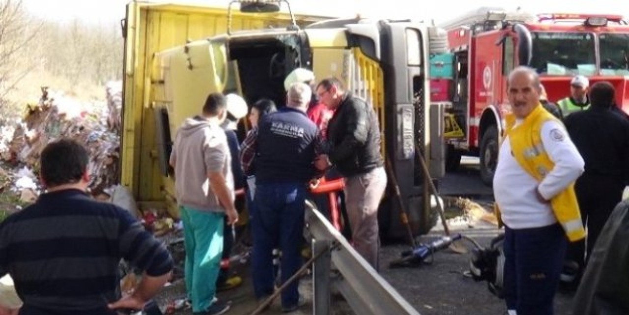 Silivri Tem Otoyolunda Kamyon Devrildi: 1 Ölü