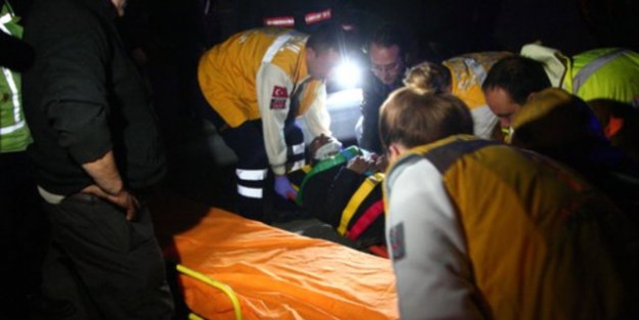 Metrobüs Bariyerlerine Çarpan Araç E-5'te Savruldu: 2 Yaralı