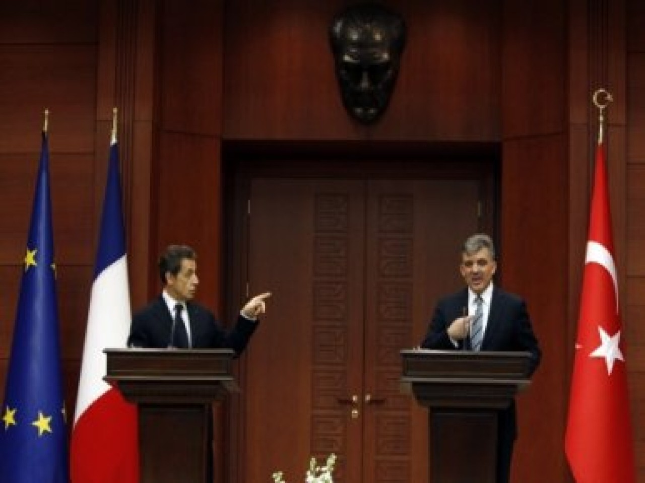 'Demokrasiniz güçlüyse AB ısrarı neden?'