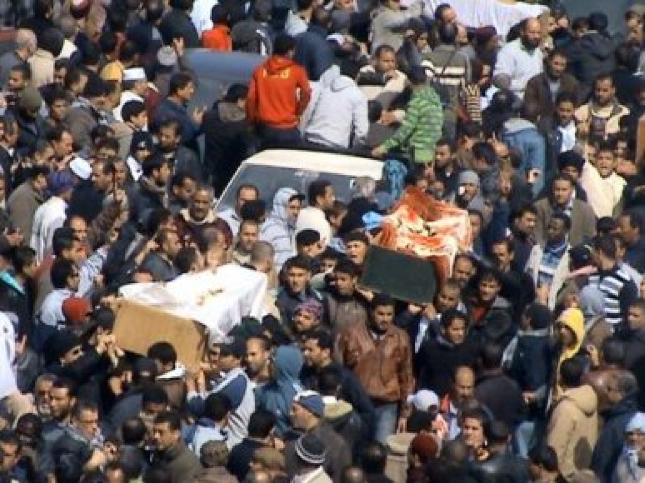 Göstericilere ateş ediliyor