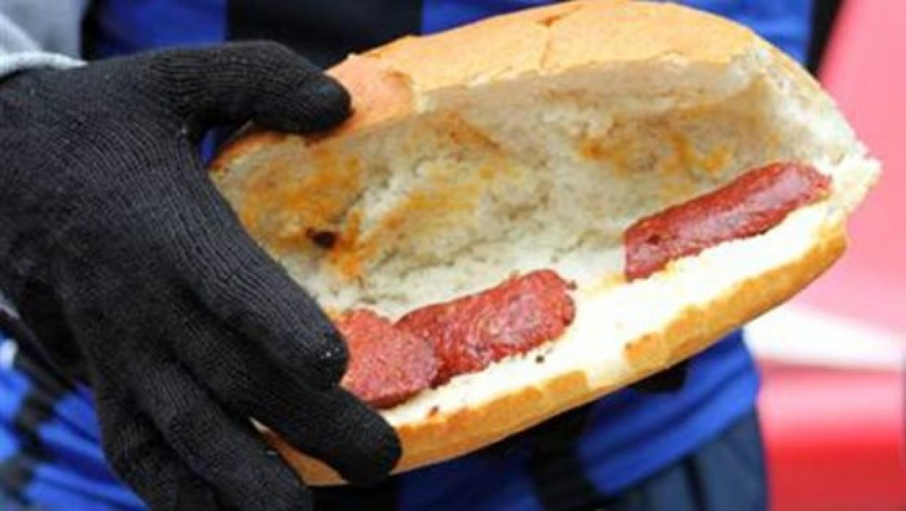 Sucuk ekmek dağıtmak suç sayıldı!