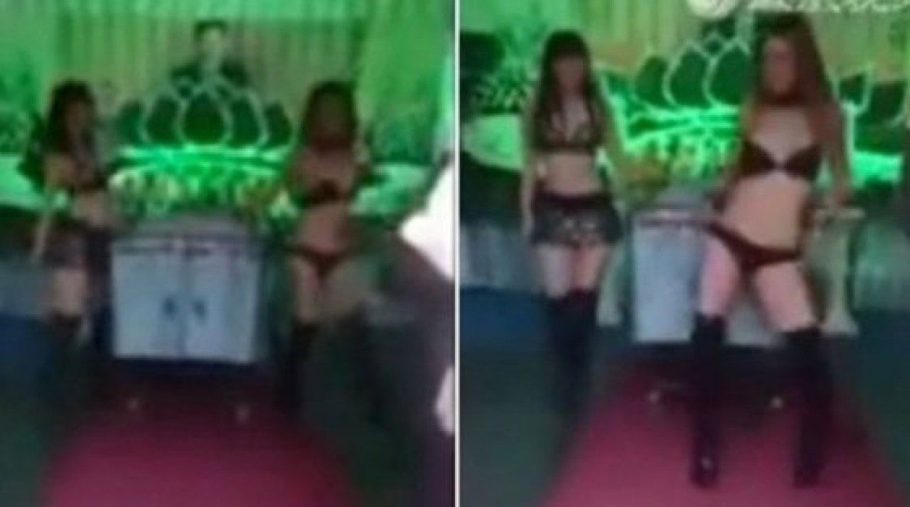 Eşinin cenazesine striptizci çağırdı