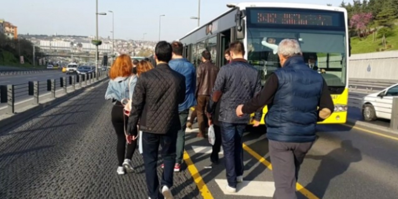 Metrobüs Arızalanınca Uzun Kuyruklar Oluştu