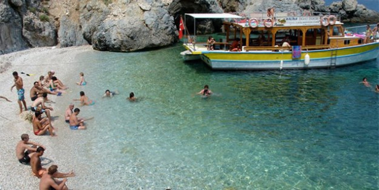 Kuşadasında plajlar hareketlendi