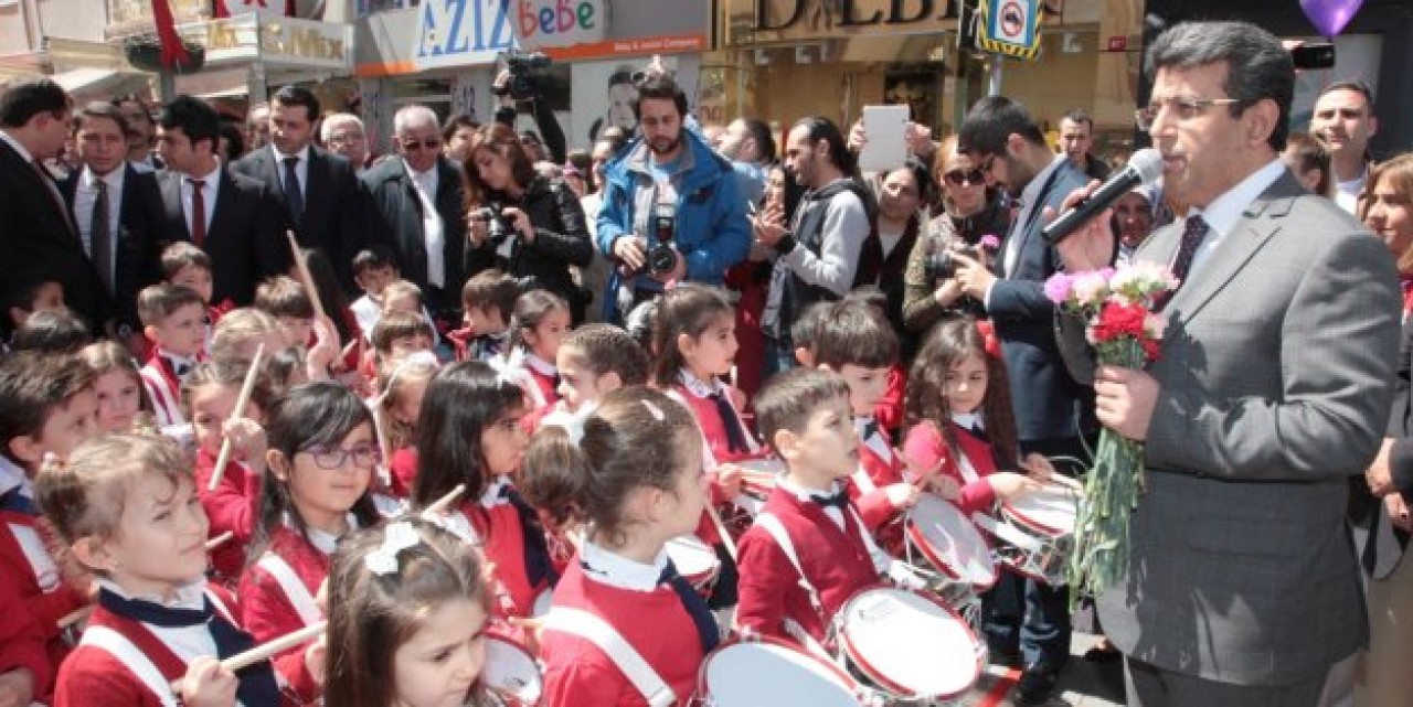 BAŞKAN KARADENİZ ÇOCUKLARLA EL ELE