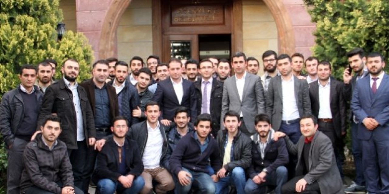 BİR GENÇLİK UYANIYOR