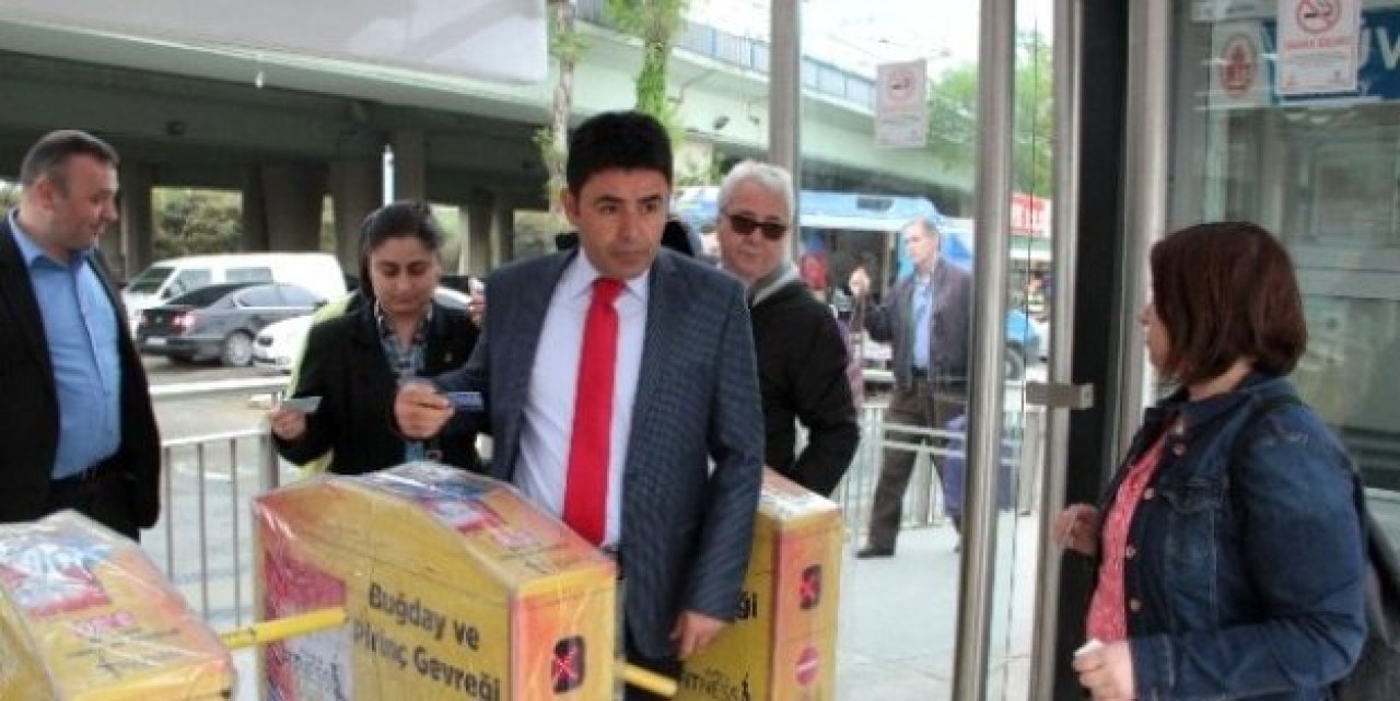 AK Parti Milletvekili Adayı Kıtaları Metrobüsle Aştı