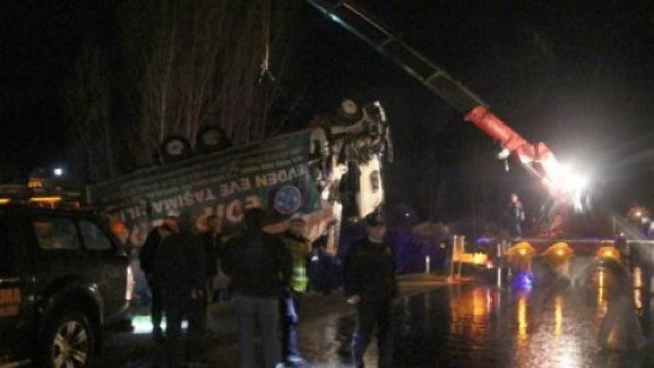 Kamyon dereye uçtu: 3 kardeş öldü!