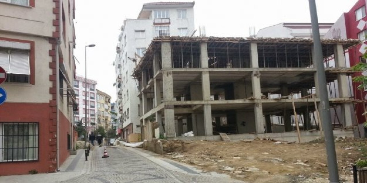 İNŞAAT ÇALIŞMASI YOLU KAPATTI, VATANDAŞ ÇİLEDEN ÇIKTI!