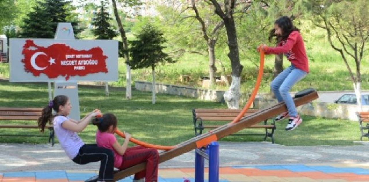 ÇOCUKLAR İÇİN PARKLAR YENİLENİYOR