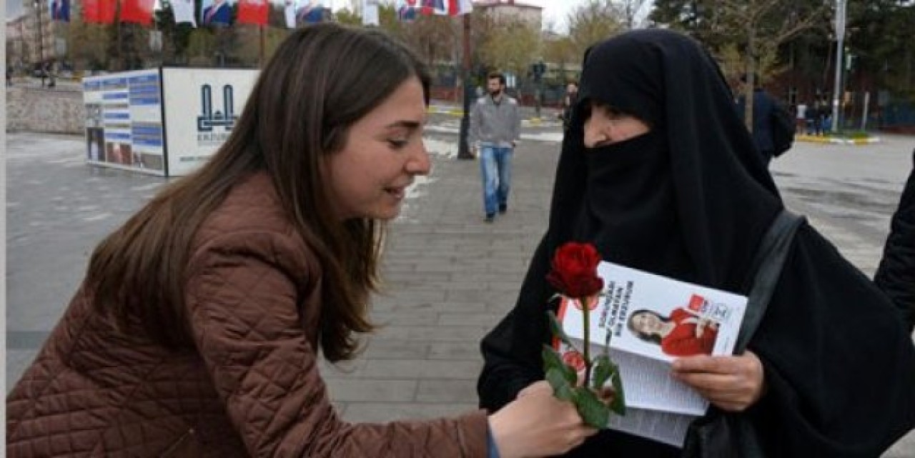 Oyunu isteyen kadın vekil adayını oğluna istedi