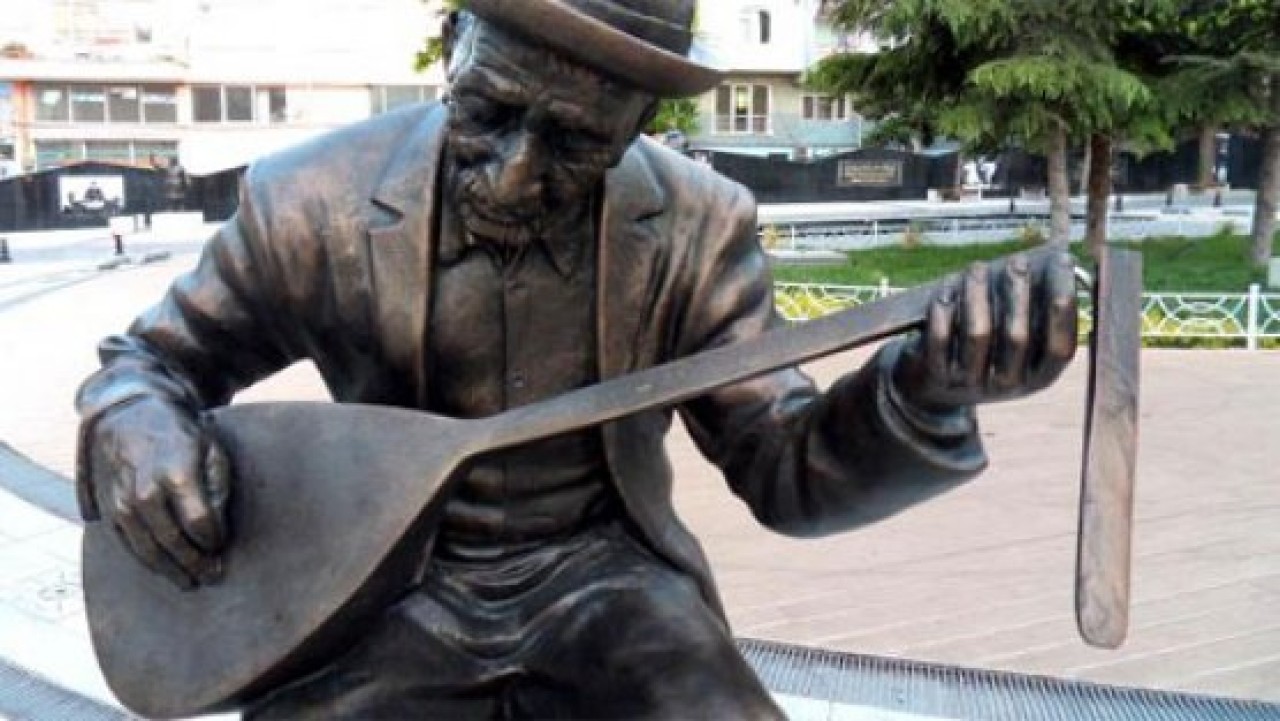 Aşık Veyselin sazını kırdılar